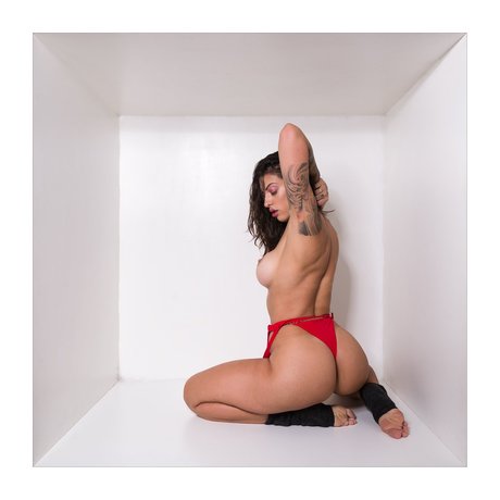 Evelyn Perez modelo erótico galerías