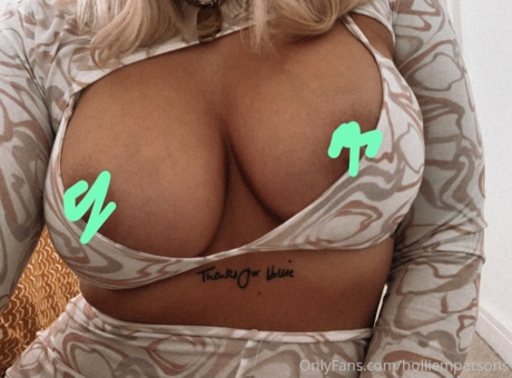 Hollie M Parsons hot star pic