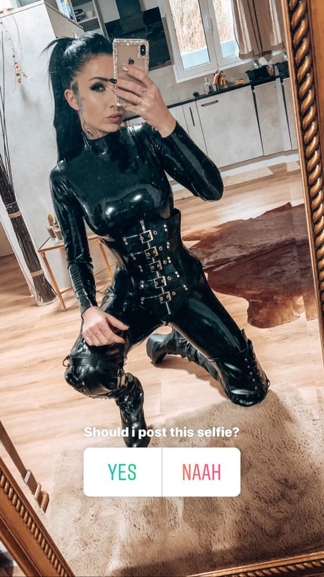 Inkedfleur_ nude model pic