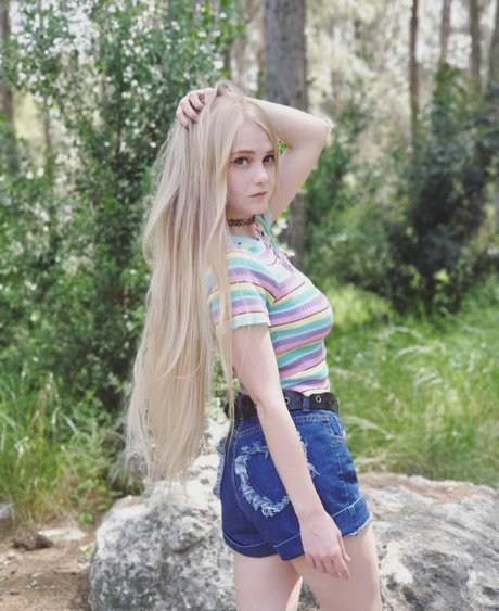 Invaderdd Dee Mente model beautiful img