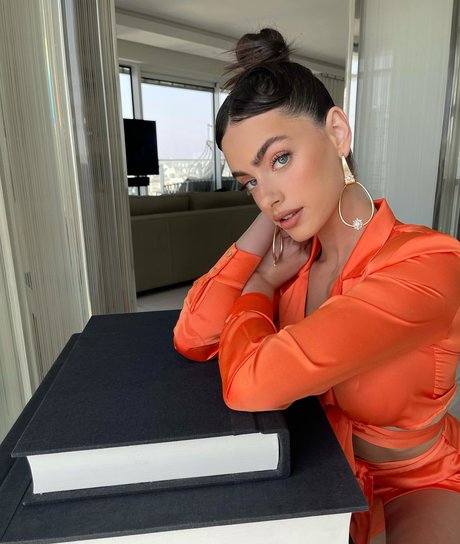 Yael Shelbia modelo atractivo galería