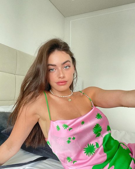 Yael Shelbia étoile sympa photos