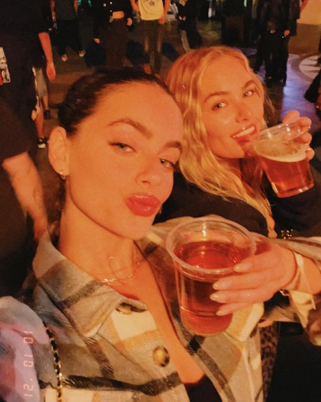 Yael Shelbia beau modèle galeries