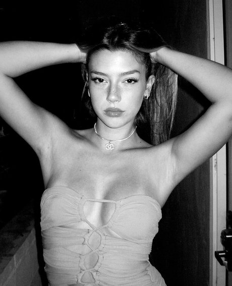 Sissy Sheridan model adult img