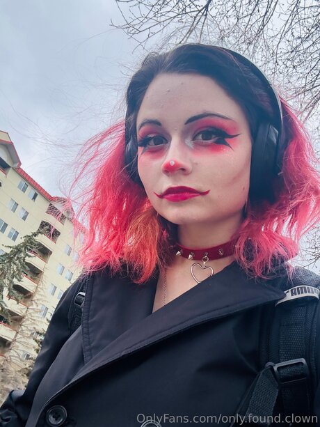 Only Found Clown beau modèle galerie