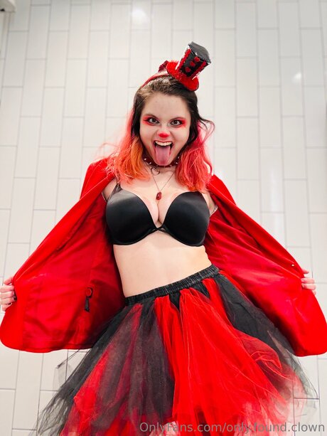 Only Found Clown arte modelo foto