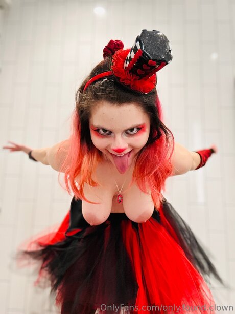 Only Found Clown star du porno en haute qualité photo