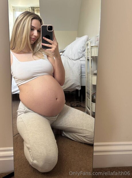 petite salope onlyfans exclusif sympa image