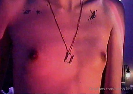 tattoo kiss modèle xxx images