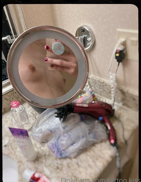 tattoo kiss modèle érotique img