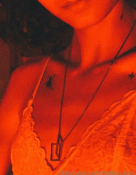 tattoo kiss haut modèle archive