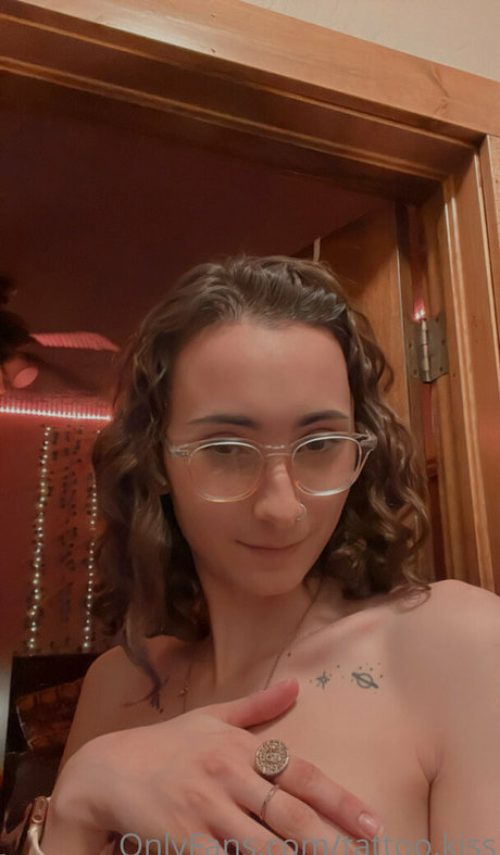 tattoo kiss modèle sympa photos