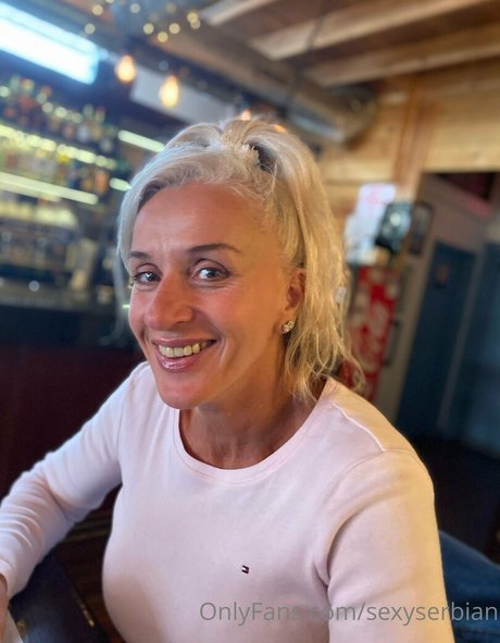 sexyserbian actriz atractiva imágenes
