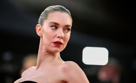 Vanessa Kirby modèle magnifique des photos