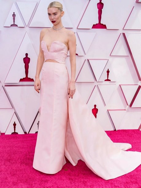 Vanessa Kirby modelo desnudo archivo