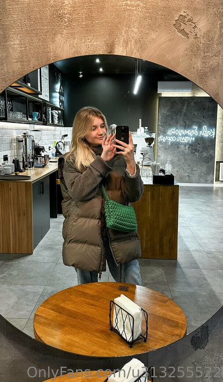 pervokursnica modelo hermosa galerías