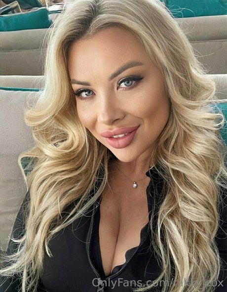 Nikki Cox actriz de alta definición galería