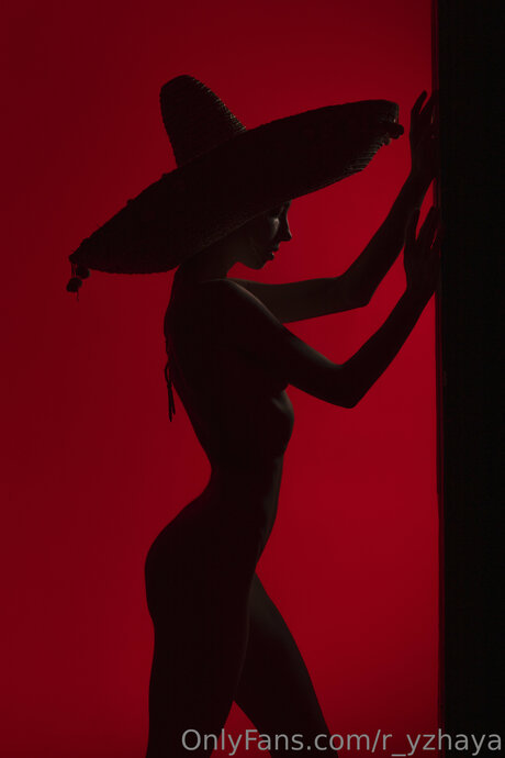 R Yzhaya estrella caliente galerías