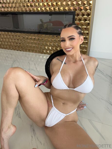 Moneybirdettevip actrice nue photo