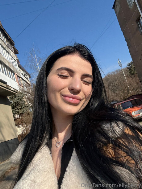 Ellyberry hermosa estrella porno imágenes