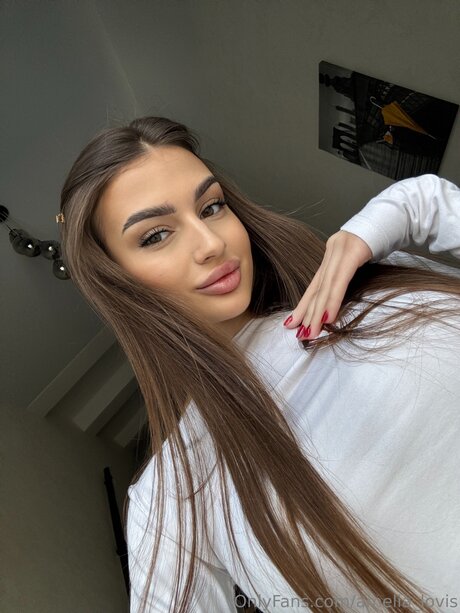 Amelia Lovis hermosa estrella porno archivo