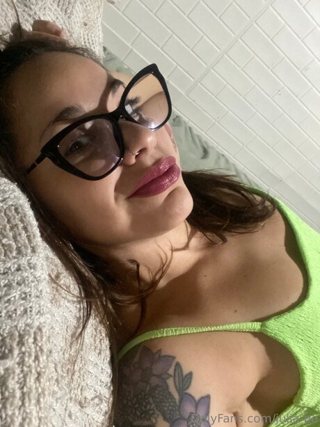Julia Be model naked image