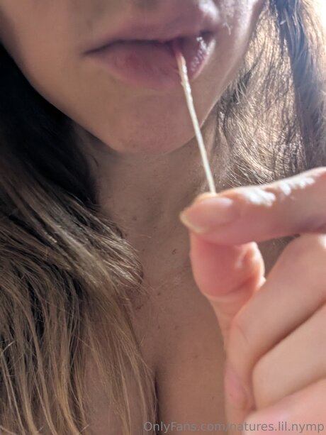 Natures Lil Nymp sexe de star du porno photos