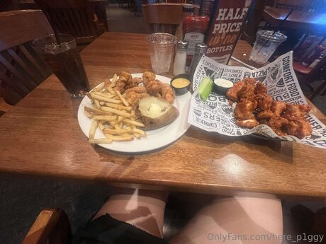 Here P1ggy estrella porno en alta definición foto