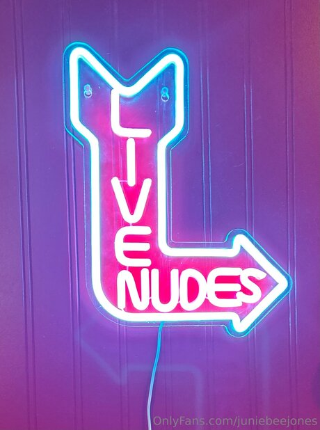 Juniebeejones modelo desnudo imágenes