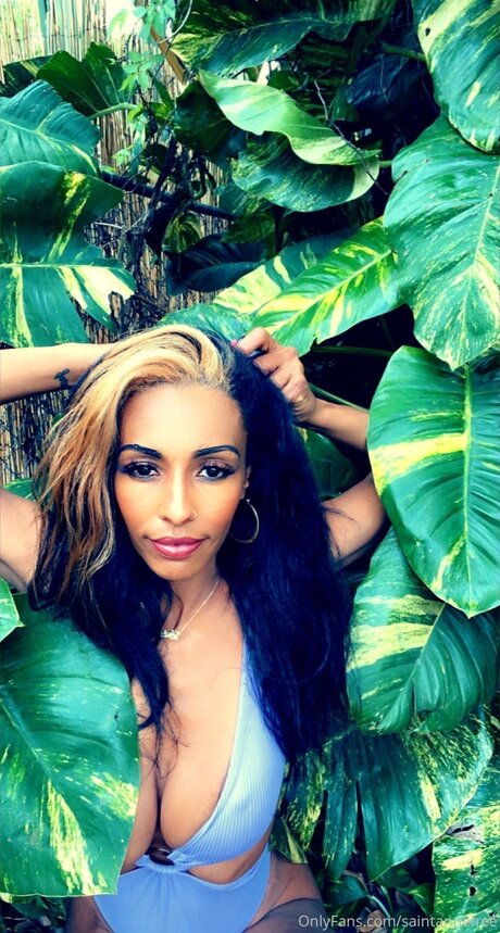 Saintannefree sexy actress pic