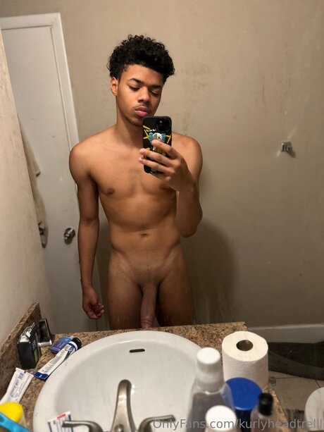 Kurlyheadtrelll hot model image