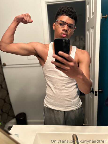 Kurlyheadtrelll modelo pornografico imagen