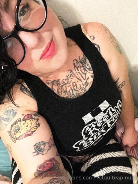 Notquiteapinup modèle nu photo