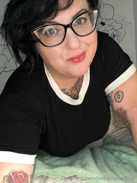 Notquiteapinup modelo de alta calidad foto