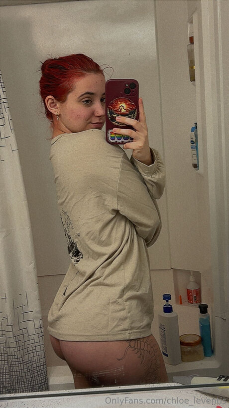 Red W star nude pic