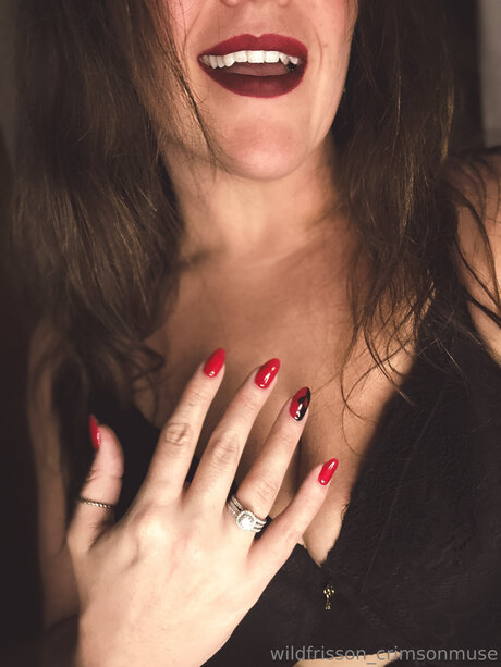 Crimsonmusewildfrisson bonita modelo archivo