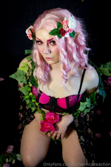 Alchemicalreaction modelo desnudos fotos