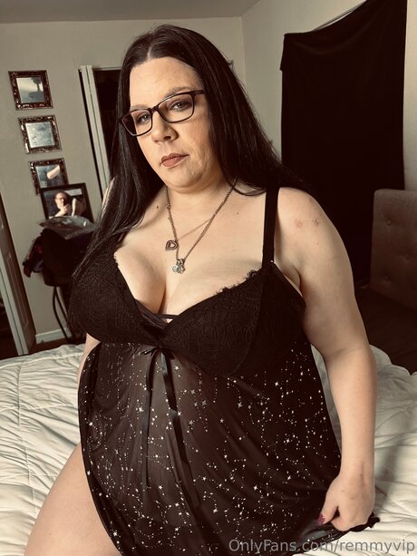 Remmyvip nude model photo