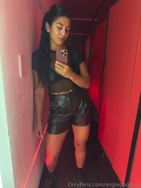 Angiegoddess modèle des photos