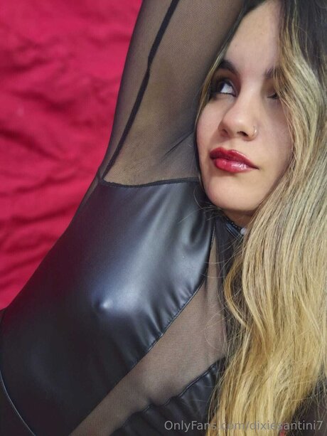 Dixiesantini7 nudes model images