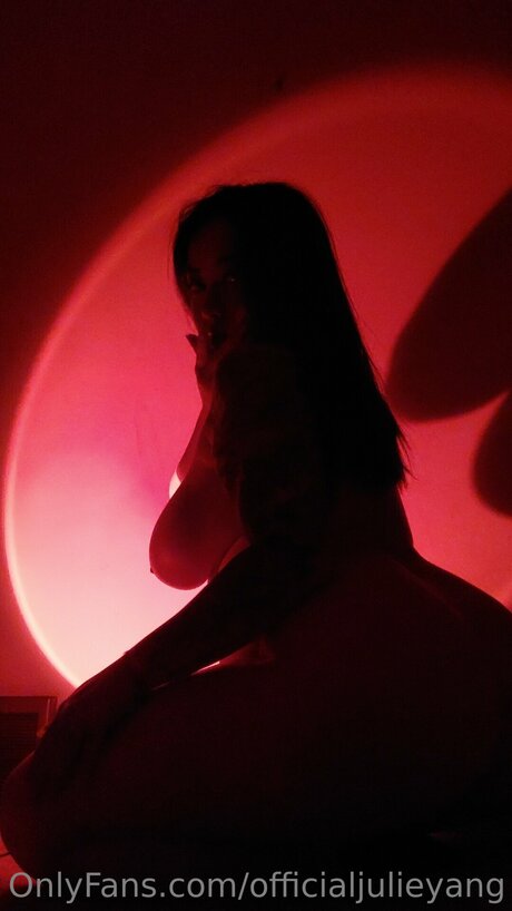 Officialjulieyang buena actriz fotos