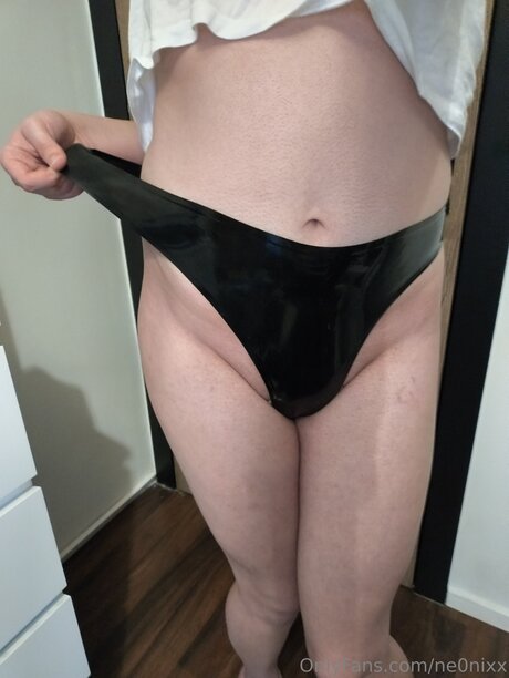 Ne0nixx model naked pic