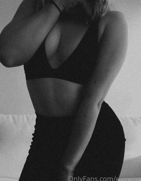 Elsa Jay nus de stars du porno galeries