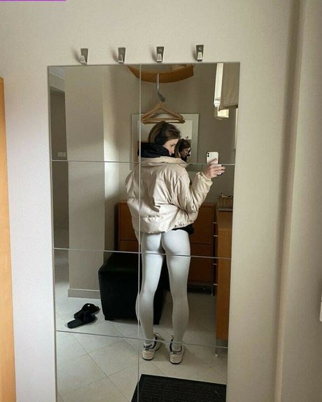 Mira Szalma modèle sympa photo