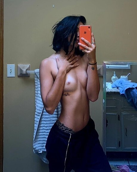 Yellowsnowbb modèle nu des photos