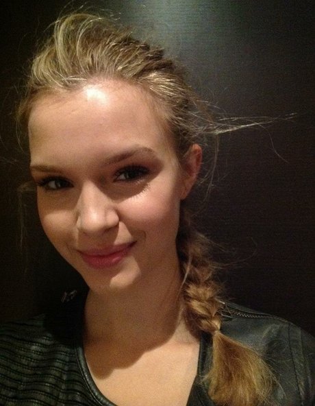 Josephine Skriver actriz desnuda galerías