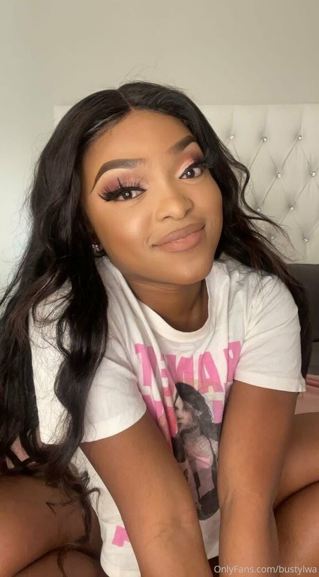 Bustylwa hermosa estrella porno fotos