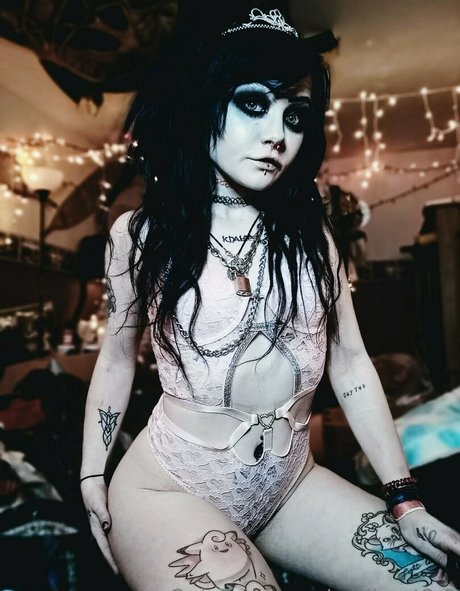 MollyRot mannequin image