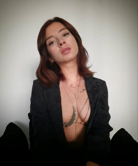Cecilia Bob sexy star image