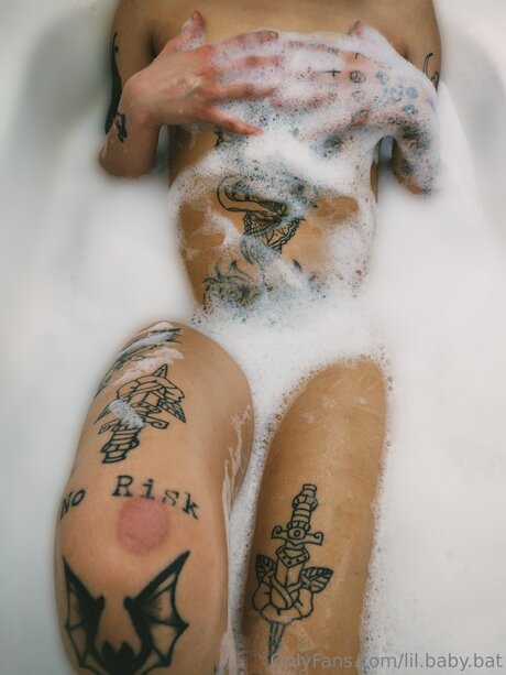 Lil Baby Bat étoile nue galerie